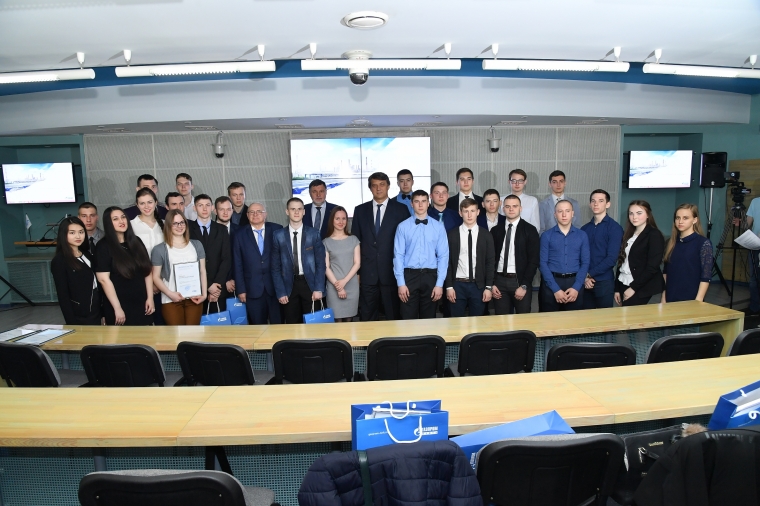 Студенты омских вузов и колледжей получили именные стипендии Омского НПЗ #Экономика #Омск