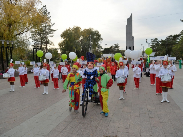Фестиваль «В гостях у “Арлекина”» в Омске открыли красочным парадом по улицам города #Культура #Омск