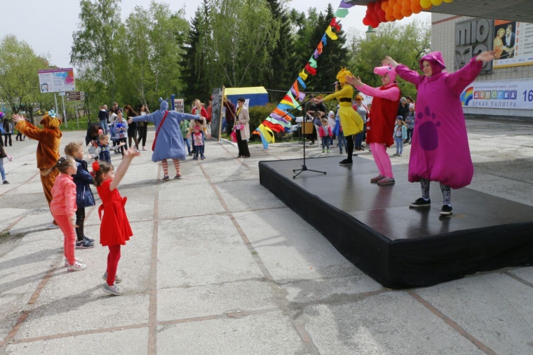 Юные омичи День защиты детей отметили вместе с Леонидом Якубовичем #Культура #Омск