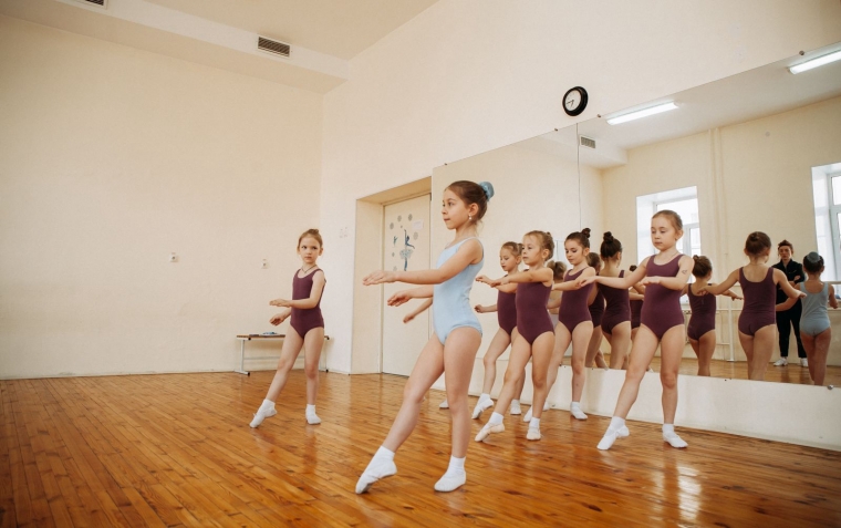 Паутинбург, пятисантики и маленькие балерины: в Омске поставили детский балет о путешествии по городу #Культура #Омск