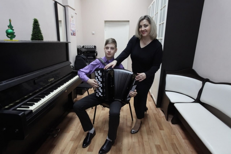 Рояль с «теплым» звуком и домры ручной работы: омская школа искусств № 4 получила новые инструменты #Культура #Омск