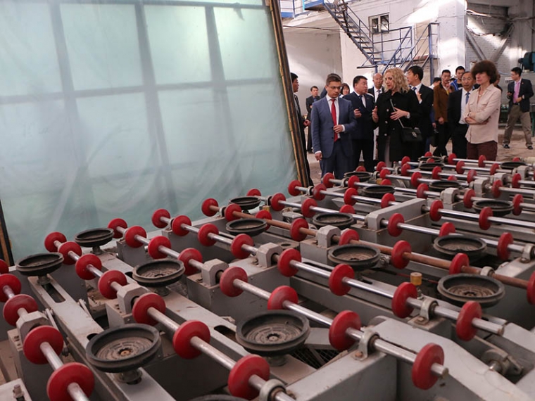 Китайцы открыли в Омске стекольный завод #Экономика #Омск