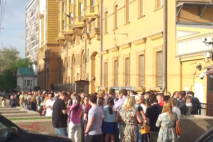 Около посольства США в Москве выстроилась очередь за визами #Россия #Новости #Сегодня