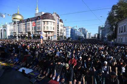 Более 200 тысяч человек отпраздновали Курбан-байрам в Москве #Россия #Новости #Сегодня