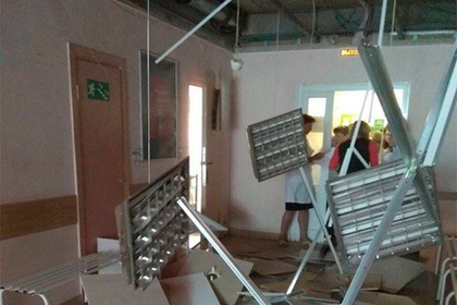 В больнице Екатеринбурга потолок не дождался ремонта и рухнул #Россия #Новости #Сегодня