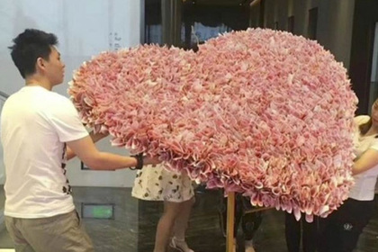 Китаец подарил возлюбленной гигантский букет из денег и нарушил закон #Жизнь #Новости #Сегодня