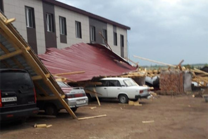 Россиянку убило сорванной ураганом крышей магазина #Россия #Новости #Сегодня