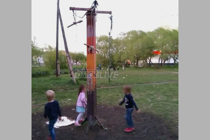 В Омске обнаружили «детскую площадку смерти» с виселицей #Россия #Новости #Сегодня