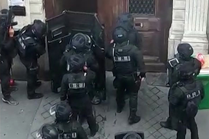 Полиция Парижа освободила облитых бензином заложников #Мир #Новости #Сегодня