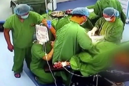 Корчащийся от боли хирург провел девять операций #Жизнь #Новости #Сегодня