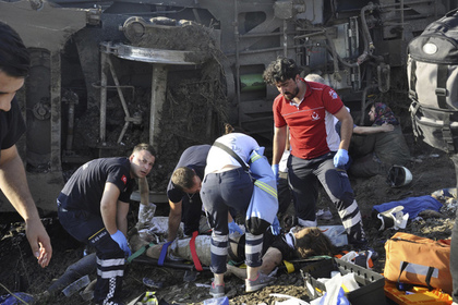 Десять человек погибли при сходе поезда с рельсов в Турции #Мир #Новости #Сегодня