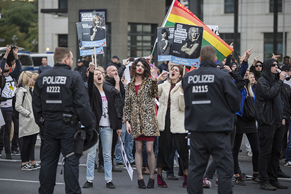 Ультраправые не попали на гей-парад и пожаловались на дискриминацию #Мир #Новости #Сегодня