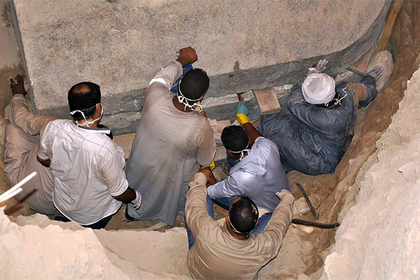 Археологи вскрыли загадочный черный саркофаг из Египта #Наука #Техника #Новости