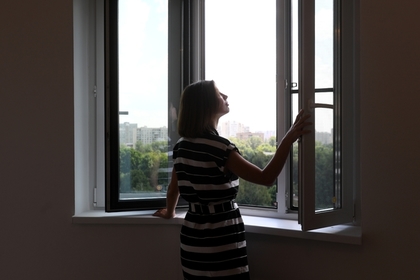 Девочка спланировала с седьмого этажа на москитной сетке #Россия #Новости #Сегодня