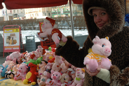 Петербургские депутаты потратят 330 тысяч на покупку подушек-поросят #Россия #Новости #Сегодня
