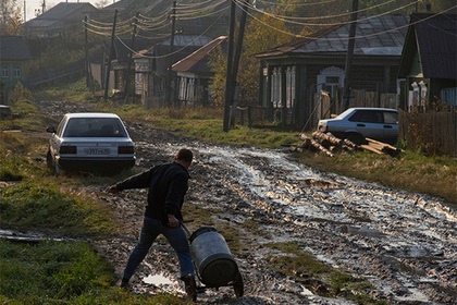 Российские врачи восемь километров катили носилки с пациенткой по рельсам #Россия #Новости #Сегодня