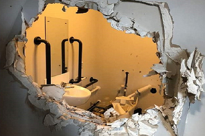 Голый капитан пробил стену туалета и вырвался на волю #Жизнь #Новости #Сегодня