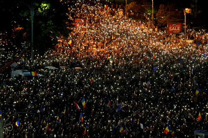 Полиция Румынии применила против 100 тысяч протестующих водометы и газ #Мир #Новости #Сегодня