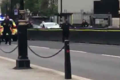 Автомобиль протаранил забор рядом с британским парламентом #Мир #Новости #Сегодня