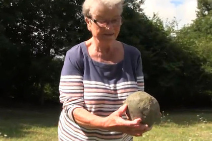 Старушка вышла в сад и нашла метеорит #Жизнь #Новости #Сегодня