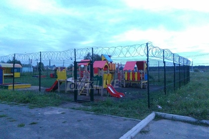Детскую площадку в Омске оградили колючей проволокой #Россия #Новости #Сегодня