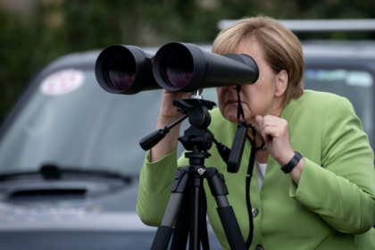 Меркель посмотрела в бинокль на «войска Путина» #Мир #Новости #Сегодня