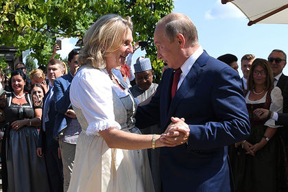 Глава МИД Австрии объяснила поклон перед Путиным во время собственной свадьбы #Мир #Новости #Сегодня