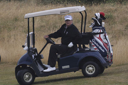 Трамп отправился в гольф-клуб вместо похорон Маккейна #Мир #Новости #Сегодня