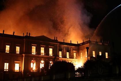 В Бразилии полностью сгорел старейший музей страны #Мир #Новости #Сегодня