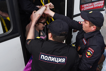 Полицейские съели еду для задержанных на акции протеста #Россия #Новости #Сегодня