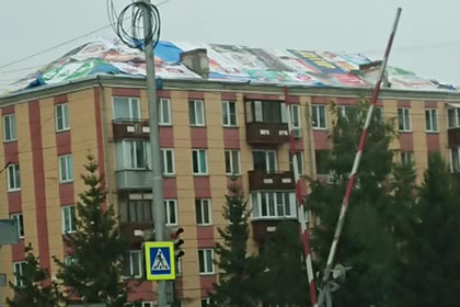 Дырявую крышу российской многоэтажки залатали предвыборными баннерами #Россия #Новости #Сегодня