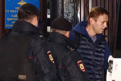 Полиция объяснила задержание вышедшего на свободу Навального #Россия #Новости #Сегодня
