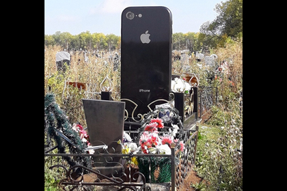 На могиле россиянки установили гранитный iPhone #Россия #Новости #Сегодня