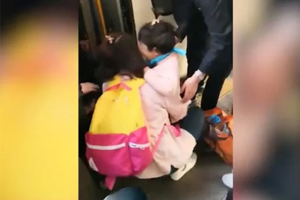 Ребенок провалился под поезд на глазах у уткнувшейся в смартфон матери #Жизнь #Новости #Сегодня