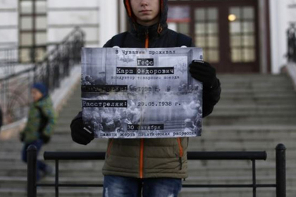 Российский школьник вспомнил жертв сталинизма и поплатился #Россия #Новости #Сегодня