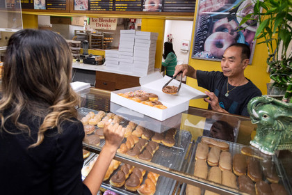 Жители калифорнийского города нашли способ помочь пекарю чаще навещать жену #Жизнь #Новости #Сегодня