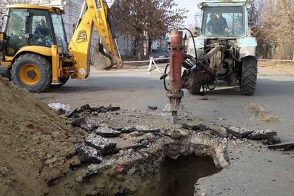 В российском городе обвалилась дорога из-за кражи канализации за миллиард рублей #Россия #Новости #Сегодня