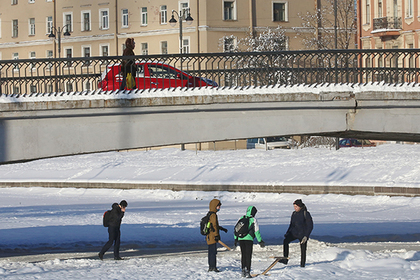 Следователи предостерегли ходящих по тонкому льду россиян #Россия #Новости #Сегодня