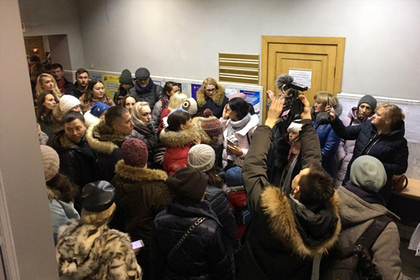 Челябинцы ворвались в мэрию с требованием вывезти детей из города #Россия #Новости #Сегодня