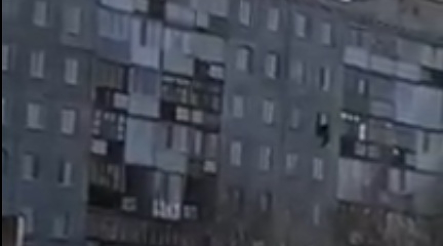 Омичи сняли на видео падение мужчины с 7-го этажа #Омск #Происшествия