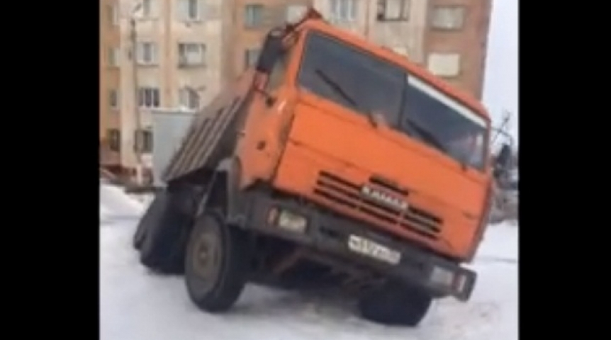 На видео попал большегруз, провалившийся под землю во дворах на окраине Омска #Происшествия #Омск