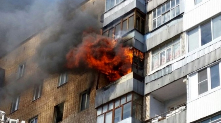 В Омске во время пожара в многоэтажке спаслись трое детей #Происшествия #Омск
