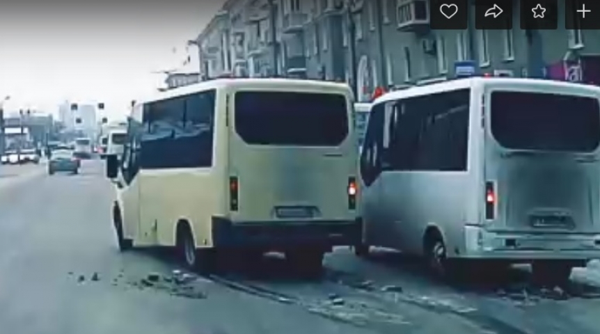 Омичи сняли на видео нелепую аварию с маршрутками в центре города #Омск #Происшествия #Криминал