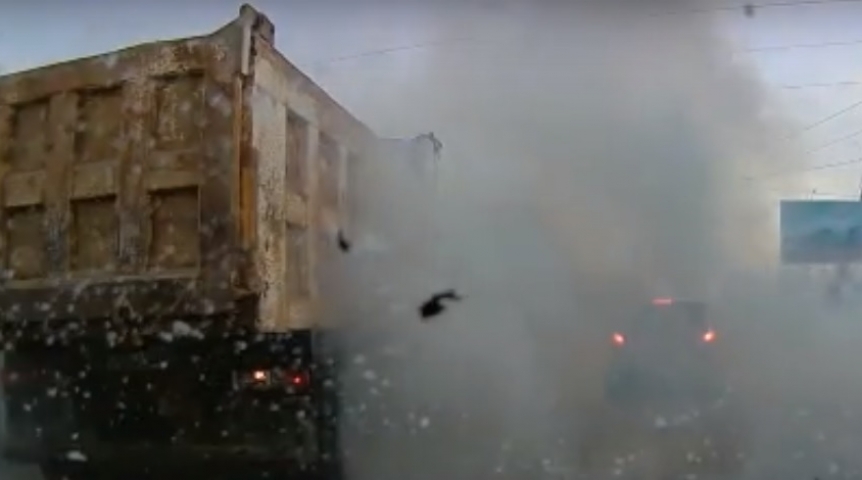 Взрыв колеса у грузовика в Омске попал на видео #Омск #Происшествия #Криминал