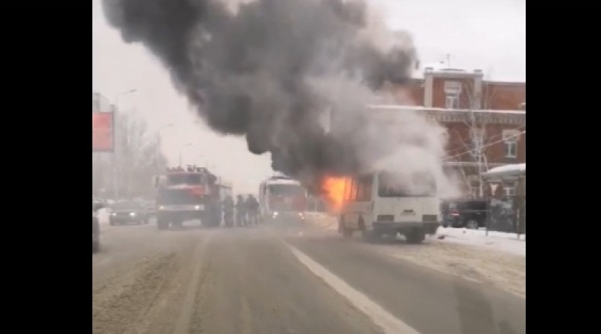 Омичи сняли на видео полыхающий пассажирский автобус #Омск #Происшествия