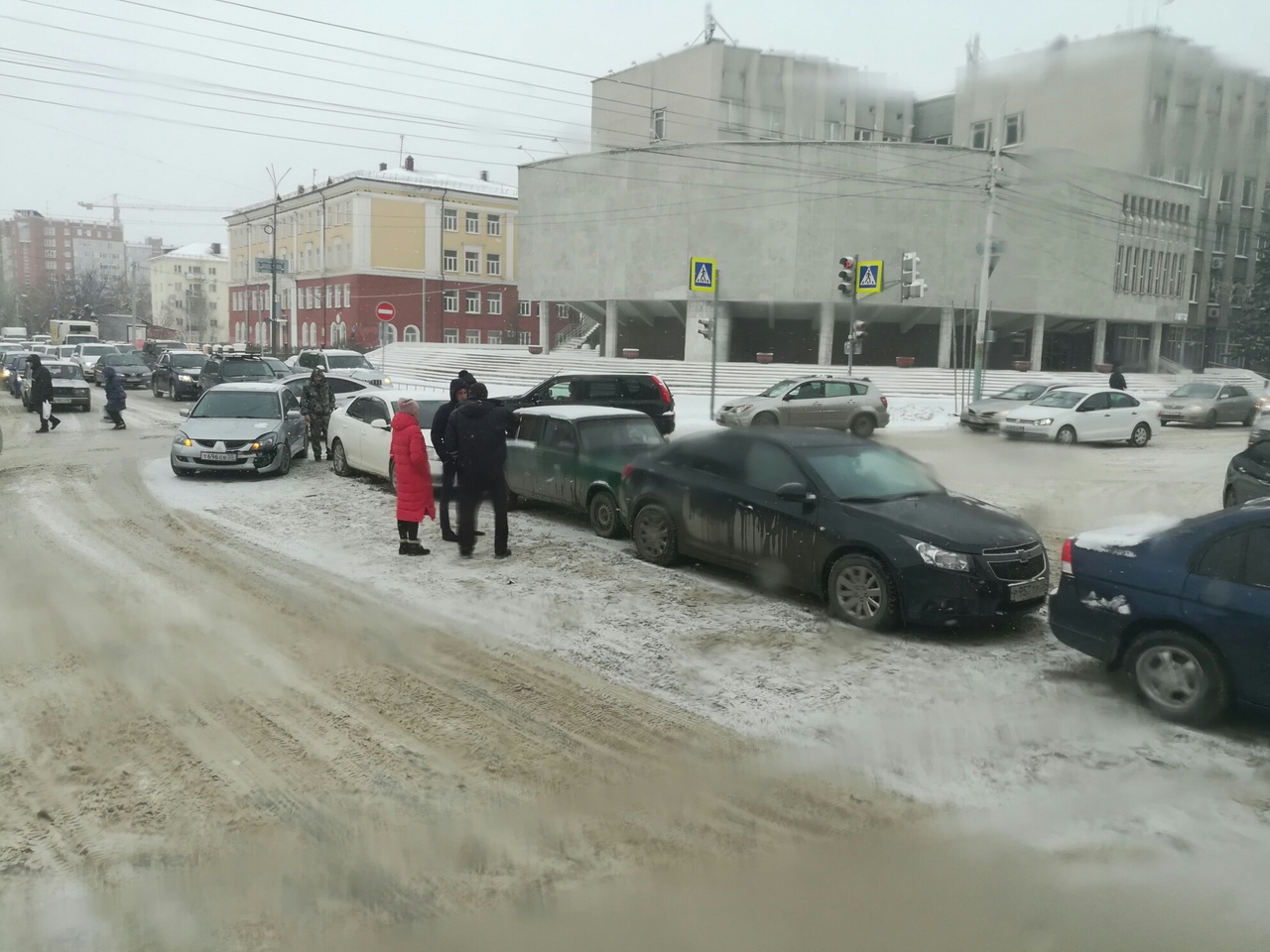 Из-за непогоды в Омске машины разбиваются одна за другой #Омск #Происшествия
