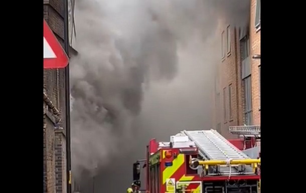 В центре Лондона бушует пожар