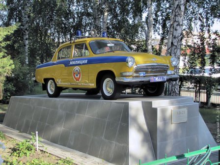 Памятник автомобилю ГАИ "ГАЗ-21" (Омск)