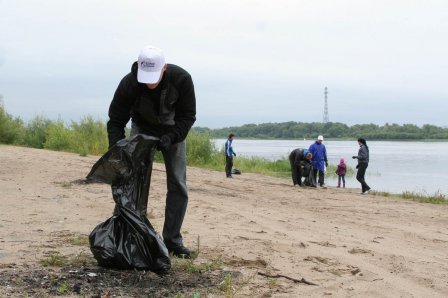 Берег реки Иртыш был очищен спасателями.