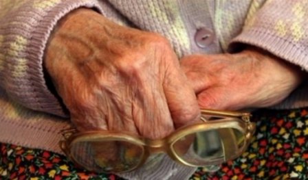 Пенсионерка в Омске подверглась обману - отдала 900 000 незнакомцу на операцию.